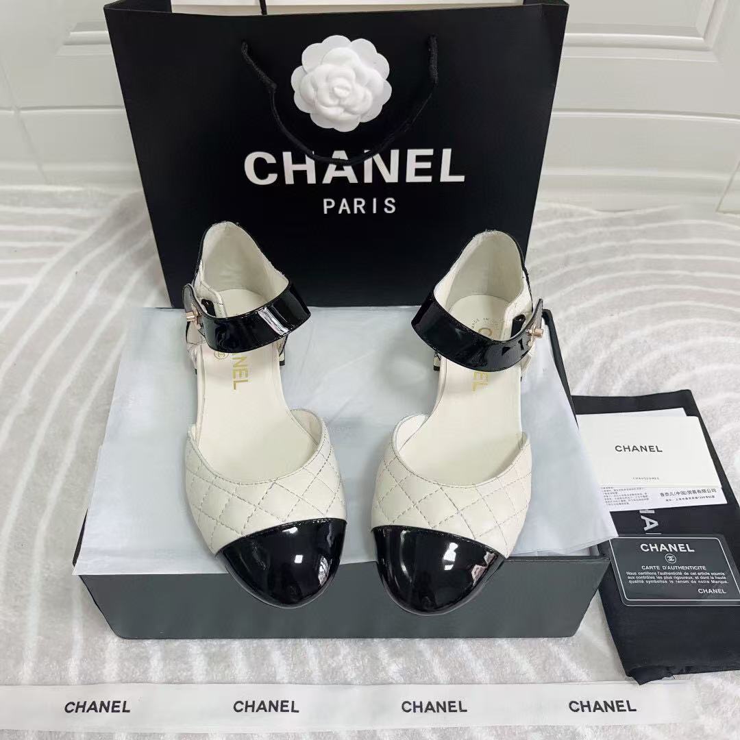 CHANEL CLASSIC MARY JANE FLATS IN WHITE AND BLACK QUILTED CALFSKIN