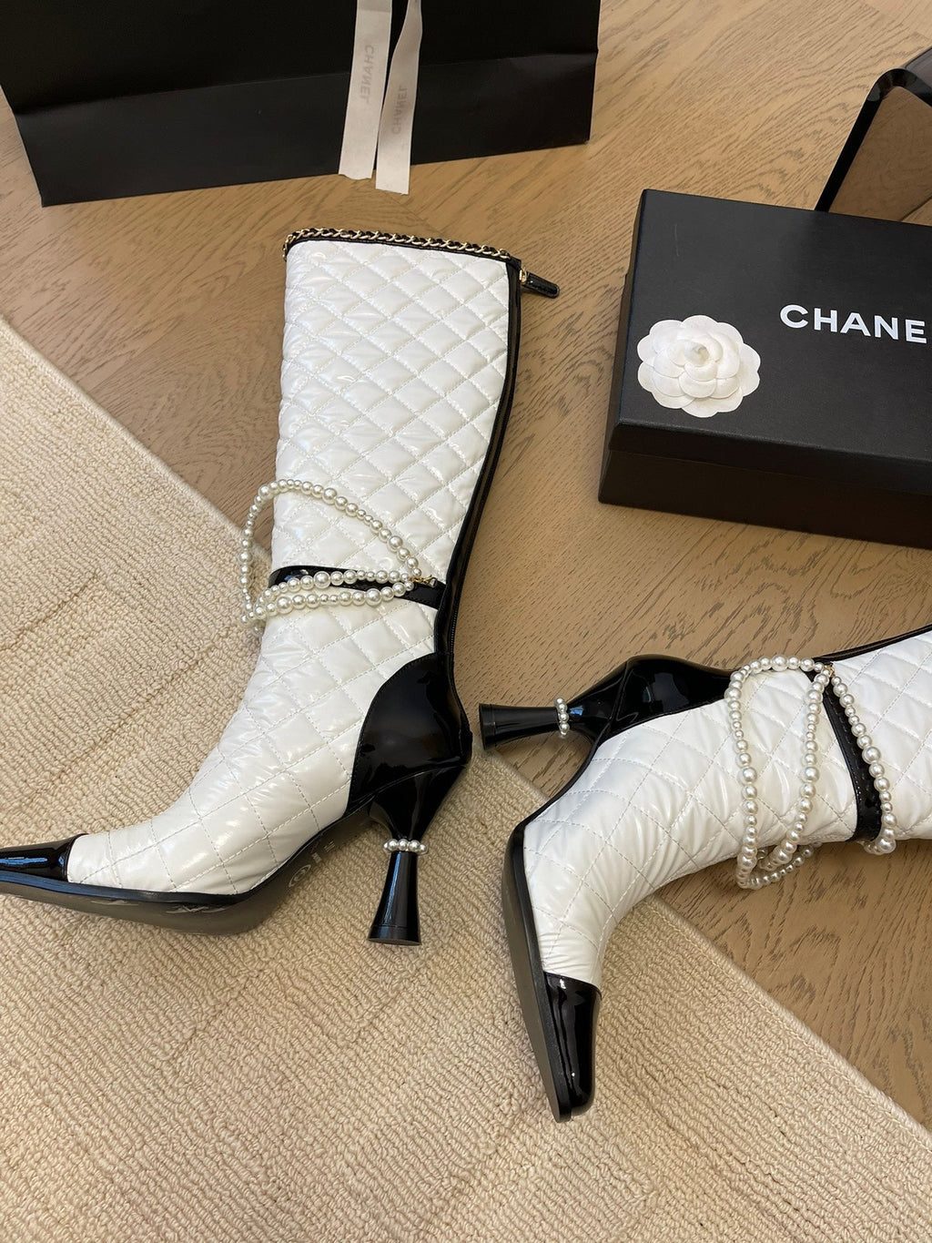 CHANEL KNEE HIGH BOOTS 8 CM IN WHITE MIX BLACK CALFSKIN WITH PEARL CHAIN